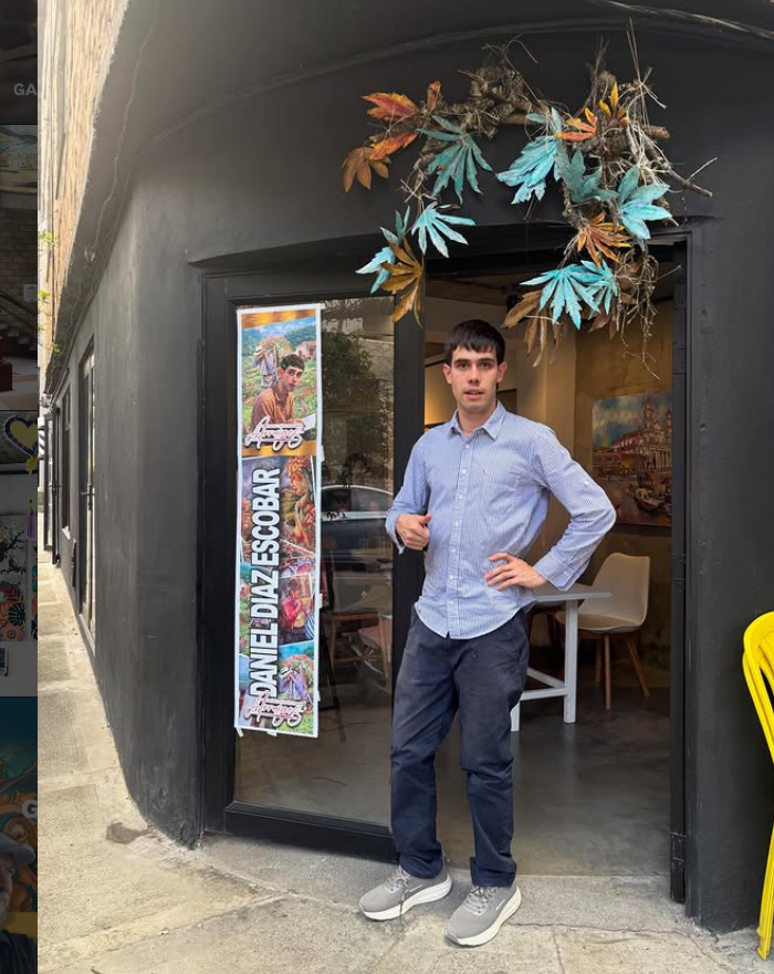 Daniel Díaz Escobar en la entrada de la galería, el día de la inauguración de «Arraigos». Una muestra que nace del gesto, del color y la memoria.